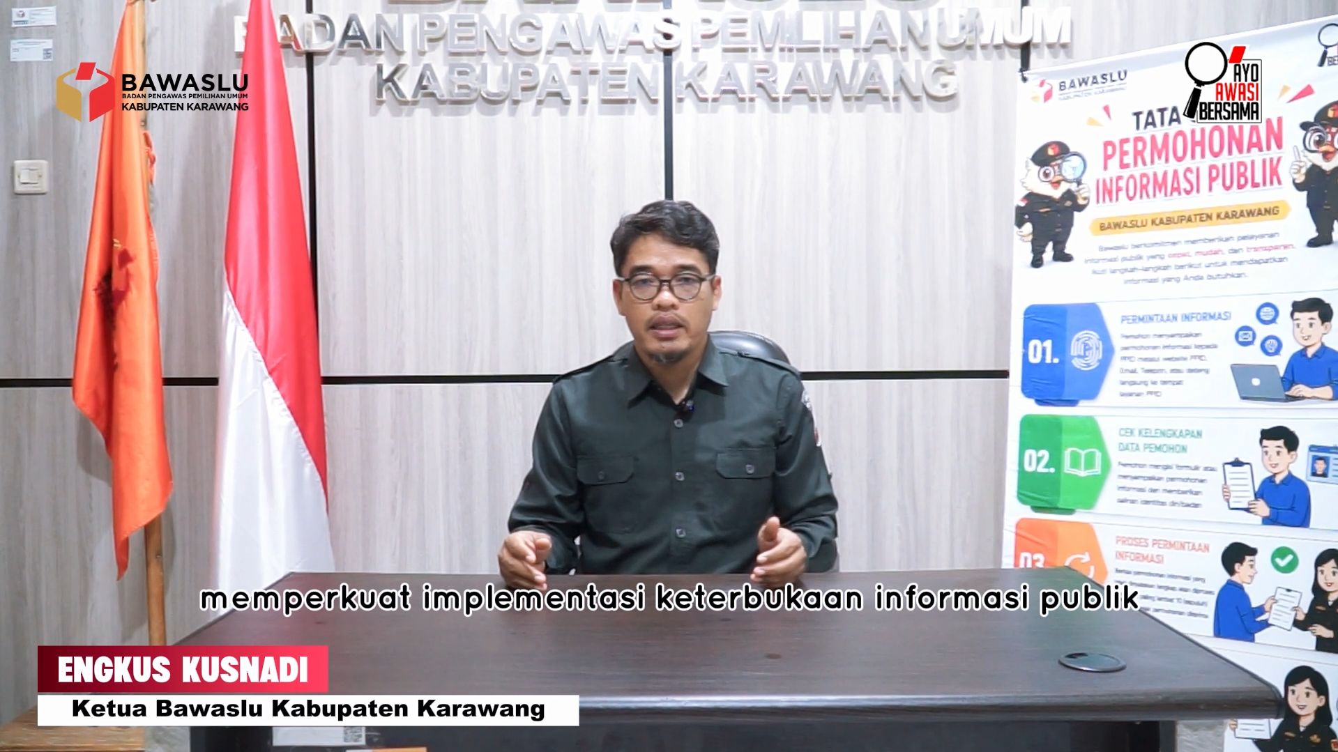 Engkus Kusnadi Ketua Bawaslu Kabupaten Karawang saat diwawancarai keterbukaan Infromasi Publik oleh tim Humas, Kamis (23/07/2026).