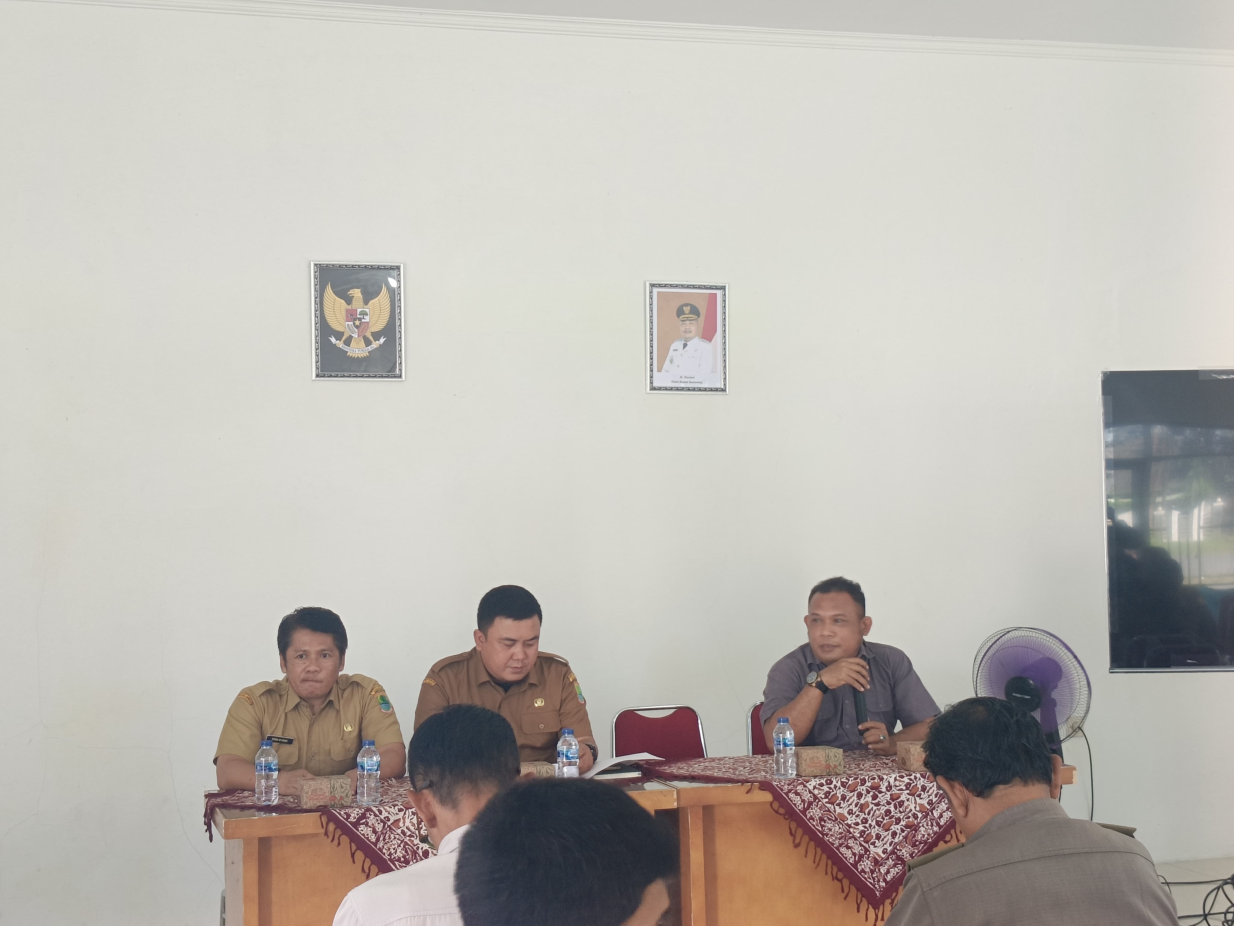 Akhmad Syafei Kordiv. Penanganan Pelanggaran Bawaslu Kabupaten Karawang saat memberikan materi penguatan demokrasi di hadapan para Kepala Desa se Kecamatan Telagasari Karawang, Selasa (14/07/2026).