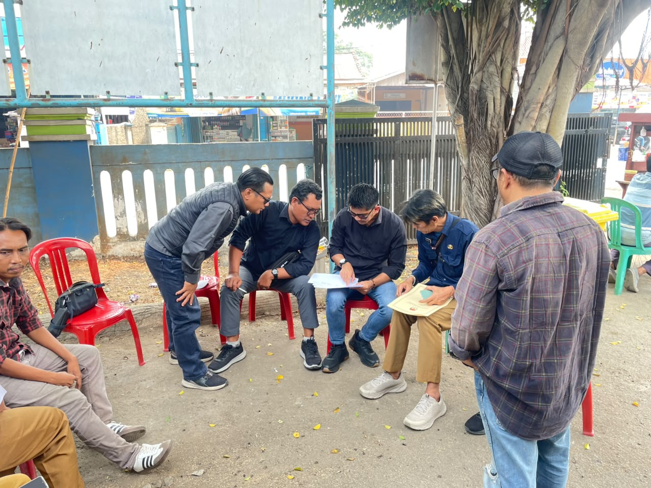 Foto dokumentasi Anggota Bawaslu Kabupaten Karawang Rizal Fuad Muttaqin saat melaksanakan Pengawasan Coktas yang dilaksanakan oleh Anggota KPU Karawang di Kecamatan Lemahabang, Selasa (08/09/26).
