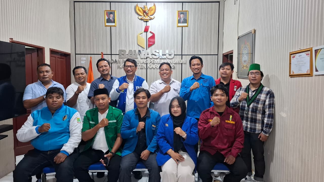 Jajaran Pimpinan Bawaslu Kabupaten Karawang bersama OKP dan Karang Taruna Kabupaten Karawang saat kegiatan penjajakan Perjanjian Kerjasama Bawaslu Karawang Jajaki Kerja Sama Pengawasan Partisipatif Bersama Organisasi Kepemudaan di Kantor Bawaslu Kabupaten Karawang pada, Rabu (09/09/26).