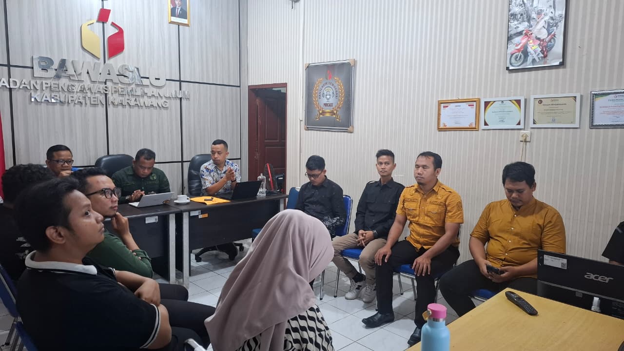 Bawaslu Kabupaten Karawang melaksanakan kegiatan Rakor Penanganan Pelanggaran di Kantor Bawaslu Kabupaten Karawang diikuti oleh Pimpinan dan seluruh staf Kesekretariatan Bawaslu Kabupaten Karawang (17/09/2026).