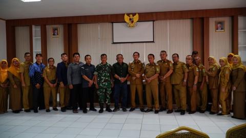 Unsur ASN di Kecamatan Karawang Barat saat dikunjugi oleh Bawaslu Kabupaten Karawang disela acara Minggonan rutin dalam rangka Konsolidasi Demokrasi, Selasa, (02/06/2026).