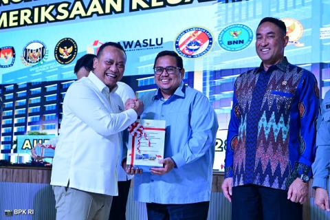 Anggota I BPK Nyoman Adhi Suryadnyana (kiri) bersama Ketua Bawaslu Rahmat Bagja dalam agenda Penyerahan Laporan Hasil Pemeriksaan (LHP) atas Laporan Keuangan Kementerian/Lembaga Tahun 2025 di Auditorium BPK, Selasa (28/7/2026).