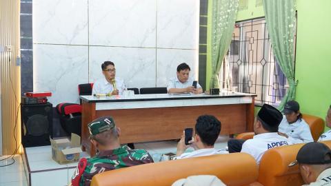 Engkus Kusnadi dan Ade Permana Ketua dan Anggota Bawaslu Kabupaten Karawang saat mengisi acara pembentukan Kampung Pengawasan Partisipatif di Desa Rangdumulya Kecamatan Pedes, Karawang Rabu (15/07/2026).