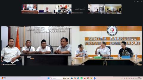 Pimpinan Bawaslu Kabupaten Karawang saat menandatangani IKU Pengawas Pemilu Tahun 2026 secara serentak melalui daring, di Kantor Bawaslu Kabupaten Karawang (12/08/26). 