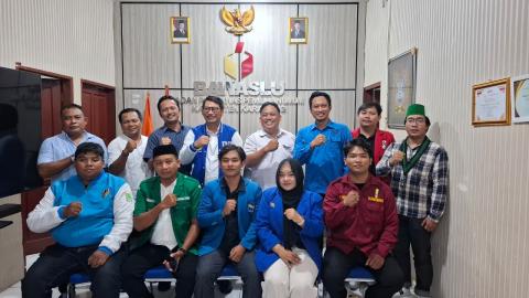 Jajaran Pimpinan Bawaslu Kabupaten Karawang bersama OKP dan Karang Taruna Kabupaten Karawang saat kegiatan penjajakan Perjanjian Kerjasama Bawaslu Karawang Jajaki Kerja Sama Pengawasan Partisipatif Bersama Organisasi Kepemudaan di Kantor Bawaslu Kabupaten Karawang pada, Rabu (09/09/26).