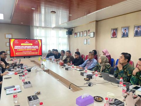 Ketua didampingi Kepala Sekretariat beserta Jajaran Staf Bawaslu Kabupaten Karawang saat menghadiri Rakor Persiapan Pleno PDPB Triwulan III di Kantor KPU Karawang, Kamis (24/09/26). 