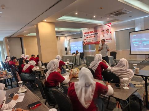 Engkus Kusnadi saat memberikan materi dalam acara Sosialisasi Pemantapan Budaya Politik bagi Pelajar/Generasi Muda Tahun 2026 