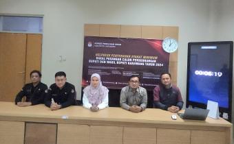 Kordiv Hukum dan Penyelesaian Sengketa Bawaslu Karawang Adnan Maushufi melaksanakan pengawasan penyerahan syarat minimum bapaslon perseorang pilbup 2024