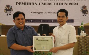 BAWASLU KARAWANG RAIH PENGHARGAAN DALAM RAPAT EVALUASI PENCEGAHAN DAN PENGAWASAN PEMILU 2024