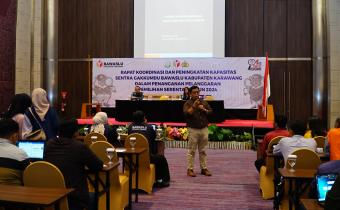 Narasumber Abdullah Dahlan saat memberikan materi dihadapan Kordiv. PPPS beserta staf Panwscam se Kabupaten Karawang
