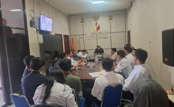 Ketua Bawaslu Kabupaten Karawang Engkus Kusnadi sedang memberikan sambutan dalam kegiatan Rapat Rapat Evaluasi Penanganan Pelanggaran Pemilu dan Pemilihan 2024, Rabu (11/6/25).