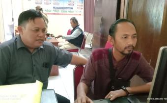 Kordiv. P2HM Bawaslu Kabupaten Karawang Ade Permana berkoordinasi dengan staf Perangkat Desa Kertaraharja Kecamatan Pedes (20/6/25)  