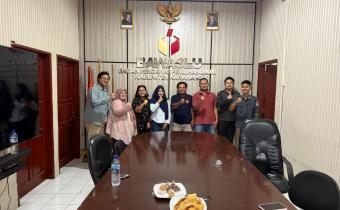 Tim Monev Biro Hukum Humas Bawaslu RI bersama Pimpinan dan Staf Kesekretariatan Bawaslu Kabupaten Karawang (24/06/25)
