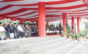 Bupati Karawang Aep Saepuloh saat menjadi Pembina Upacara dalam Upacara Peringatan HUT Bhyangkara ke 79, Karawang (01/07/25)