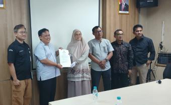 Ade Permana saat menerima salina Berita Acara Pemutakhiran Data Pemilih Berkelanjutan di Kantor KPU Rabu (02/07/2025).
