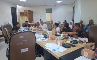 Ketua Bawaslu Kabupaten Karawang Engkus Kusnadi saat menyampaikan rencana kegiatan Bawaslu Kabupaten Karawang T.A 2026 di hadapan SKPD dan Anggota Komisi I DPRD Kabupaten Karawang, Kamis (04/09/25) 