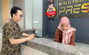 Staf Bawaslu Kabupaten Karawang Muh. Alfath Fadly saat menyampaikan surat permohonan Data Anggota Pensiun dan Anggota Baru Polres Karawang, Kamis (09/18/25).