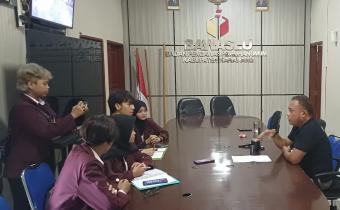 Kordiv. Penindakan dan Penanganan Pelanggaran, Data dan Informasi Akhmad Syafe'i kanan di hadapan Mahasiswa saat sedang memberikan keterangan wawancara di Kantor Bawaslu Kabupaten Karawang, Senin (21/09/25).