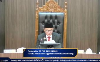 Ketua DKPP RI Hedi Lugito saat membacakan putusan perkara 117-PKE-DKPP/III/2025 Teradu Ketua dan Anggota Bawaslu Kabupaten Karawang