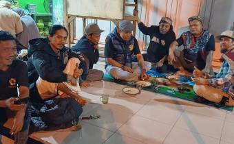Kordiv. Penindakan dan Penanganan Pelanggaran Akhmad Syafei (Kedua dari kanan) saat berdialog dengan Komunitas Paguyuban Vespa Karawang Sabtu, (27/09/25).