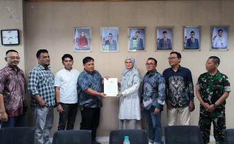 Kordiv. PPHM Bawaslu Kabupaten Karawang Ade Permana menerima salinan Berita Acara Pleno PPDB Triwulan III dari Ketua KPU Kabupaten Karawang Mari Fitriana, Jum'at (03/10/25).