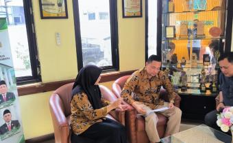 Ade Permana bersama Panitera Muda Hukum Andi Putra, S.H. saat berdialog di Kantor Pengadilan Agama Karawang terkait Perkara Pernikahan dibawah Umur (10/10/25)