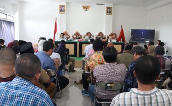 Pimpinan Bawaslu Jawa Barat dihadapan para Ketua dan Anggota Bawaslu Kabupaten/Kota se Jawa Barat Memimpin Rakor Persiapan P2P di Indramayu (20/10/25).