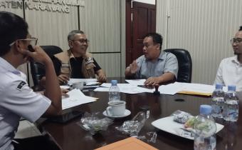 Harminus Koto (kedua dari kiri) saat melakukan Supervisi Uji Petik PDPB di Bawaslu Kabupaten Karawang (29/10/25).