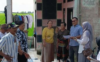Ade Permana saat memantau langsung Coktas PDPB yang dilaksanakan oleh KPU di Desa Malangsari Kecamatan Pedes (20/11/25).