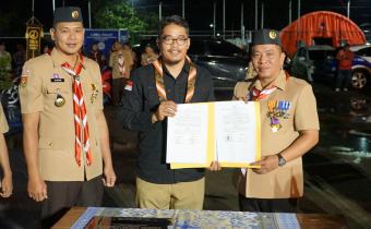 Engkus Kusnadi selaku Ketua Bawaslu bersama Aep Saepulloh, S.E., selaku Ketua Gerakan Pramuka Kwarcab Karawang didampingi Sekda Karawang Asep Aang Rahmatullah dalam rangka penandatanganan MoU kedua belah pihaka di sela-sela kegiatan Jambore Pramuka Kwarcab Karawanng (31/10/25)