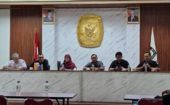 Adnan Maushufi (paling kanan) Anggota Bawaslu Kabupaten Karawang saat hadir dalam Rakor Pemutakhiran Partai Politik Semester II di Aula Kantor KPUD Karawang (27/11/25).