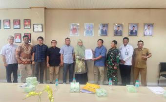 Ade Permana saat menerima penyerahan salinan berita acara Pleno Pemutakhiran Data Pemilih Berkelanjutan dari Ketua KPU Karawang pada Senin, (08/12/2025)