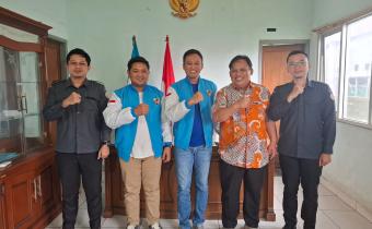 Anggota Bawaslu Ade Permana bersama Ketua dan Sekjen KNPI Karawang (27/01/2026)