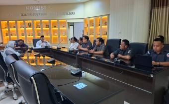 Jajaran Pimpinan Bawaslu Kabupaten Karawang saat berkunjung ke Komisi 1 DPRD Kabuptane Karawang (23/02/2026)