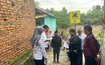 Anggota Bawaslu Kabupaten Karawang Ade Permana saat melaksanakan pengawasan Coktas Triwulan I yang dilaksanakan oleh KPU (02/03/2026).
