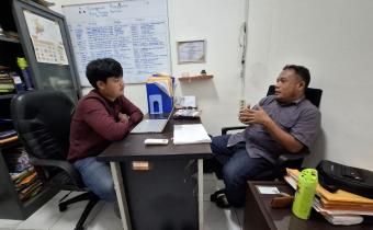 Akhmad Syafe'i Kordiv. Penindakan dan Penanganan Pelanggaran Bawaslu Kabupaten Karawang saat diwawancara Mahasiswa UBP di Kantor Bawaslu Kabupaten Karawang Senin (16/03/2026).