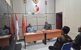 Deputi Bidang Administrasi Bawaslu RI La Bayoni didampingi Kepala Sekretariat Bawaslu Kabupaten Karawang Walter Edward Malau di Kantor Sekretariat Bawaslu Kabupaten Karawang Jumat (27/03/26)