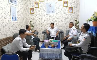 Ade Permana menjelaskan tujuan pelaksanaan uji petik di Desa Sukaluyu kepada Heri Herdiana sebagai bagian dari koordinasi kegiatan.