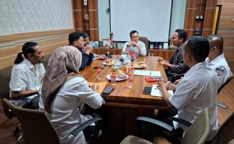 Adnan Maushufi Kordiv. HPS Bawaslu Kabupaten Karawang saat berkunjung ke Biro Akademik, Kemahasiswan dan Kerja Sama Unsika, Rabu (29/04/2026)
