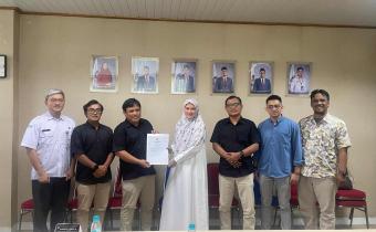Ade Permana ketiga dari kiri saat menerima salinan BA Pleno PDPB Triwulan I dari KPU, Kamis (02/04/2026).