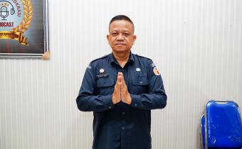 Walter Edward Malau Kepala Sekretariat Bawaslu Kabupaten Karawang saat di wawancara oleh Tim Humas Bawaslu Kabupaten Karawang, Rabu (13/05/2026).