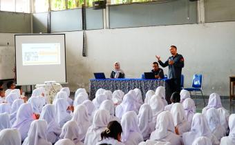 Adnan Maushufi saat melakukan sosialisasi kepada Siswa Siswi SMAN 3 Karawang, Senin (04/05/2026).