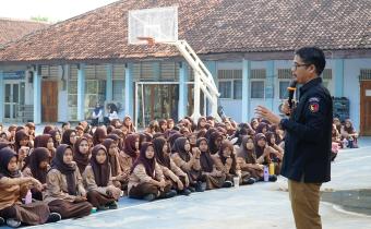 Ketua Bawaslu Kabupaten Karawang Engkus Kusnadi saat menjadi pengisi materi dalam kegiatan Bawaslu goes to School di SMKN 2 Karawang Rabu, (06/05/2026).
