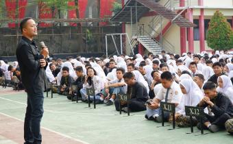 Adnan Maushufi saat memberikan sosialisasi kepada Siswa/i SMAN 5 Karawang, Kamis (07/05/2026).