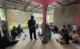 Ade Permana saat memberikan sosialisasi kepemiluan kepada kelompok rentan (Penyandang disabilitas) di Kec. Lemahabang Karawang, Selasa (05/05/2026).