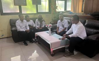 Kasubbag PPPS Bawaslu Kabupaten Karawang saat berkoordinasi dengan Sigit, Bagian Kesiswaan SMAN 1 Karwang, Selasa (15/04/2026).