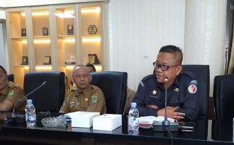 Walter Edward Malau, Kepala Sekretariat Bawaslu Kabupaten Karawang saat menghadiri Rapat Pembahasan LKPJ Bupati Karawang 2025, Senin (31/03/2026)