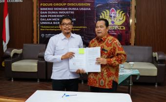 Ketua Bawaslu Kabupaten Karawang Engkus Kusnadi bersama Wakil Rektor Bidang Kemahasiswaan, Alumni dan Kerjasama 