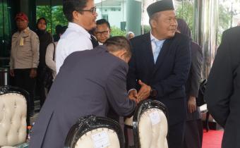 Ketua Bawaslu Engkus Kusnadi saat mengikuti Upacara Hari Kebangkitan Nasional di Plaza Pemda Karawang, Rabu (20/05/2026)
